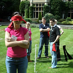 Team building se r&eacute;alisant aussi bien &agrave; l'int&eacute;rieur qu'&agrave; l'ext&eacute;rieur